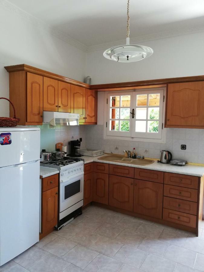 Lemonia Apartment Afión Bagian luar foto